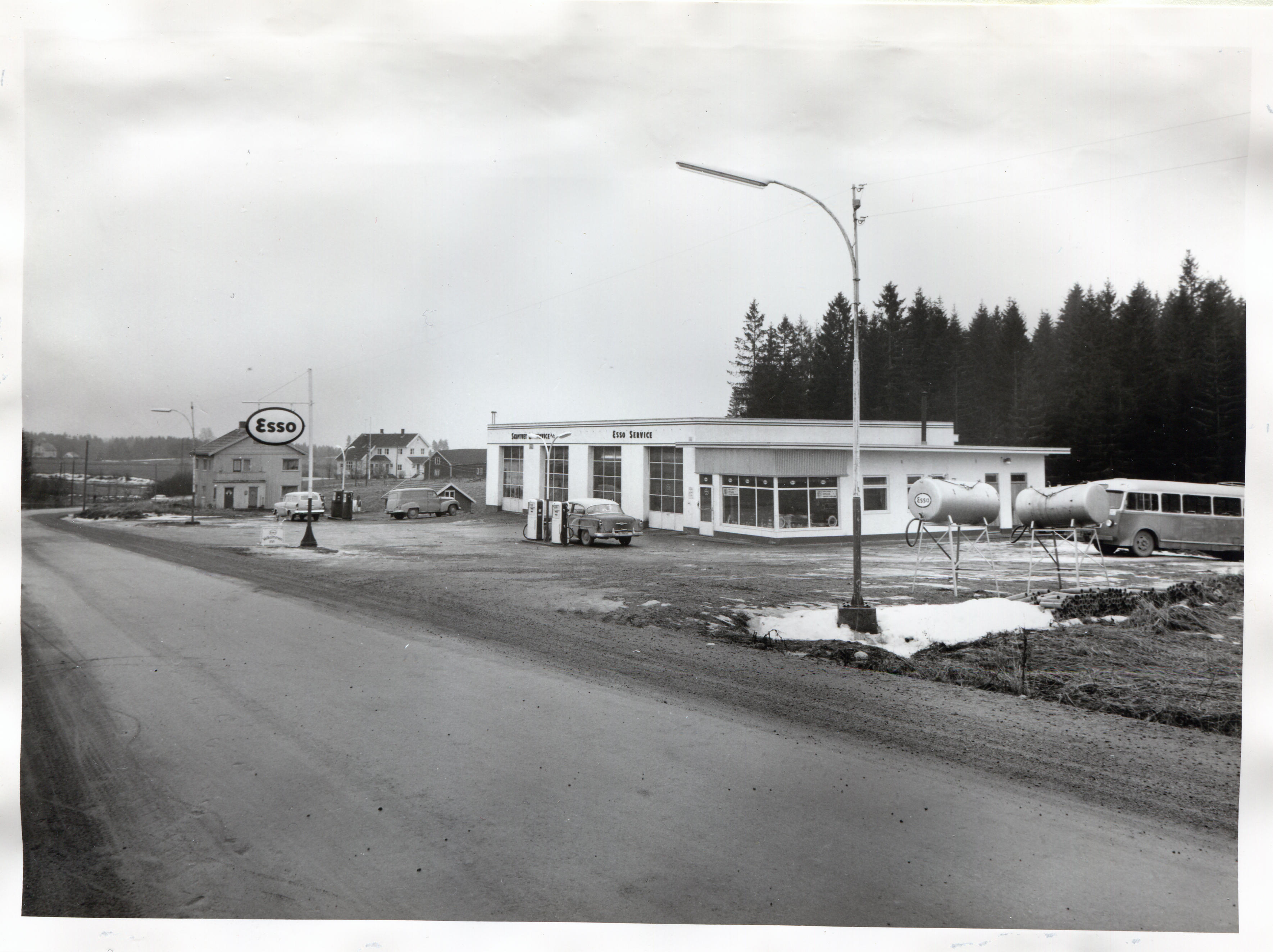 Bensinstasjon. Skiptvet Bilservice A/S. Bildetekst: Åpnet January 1960.