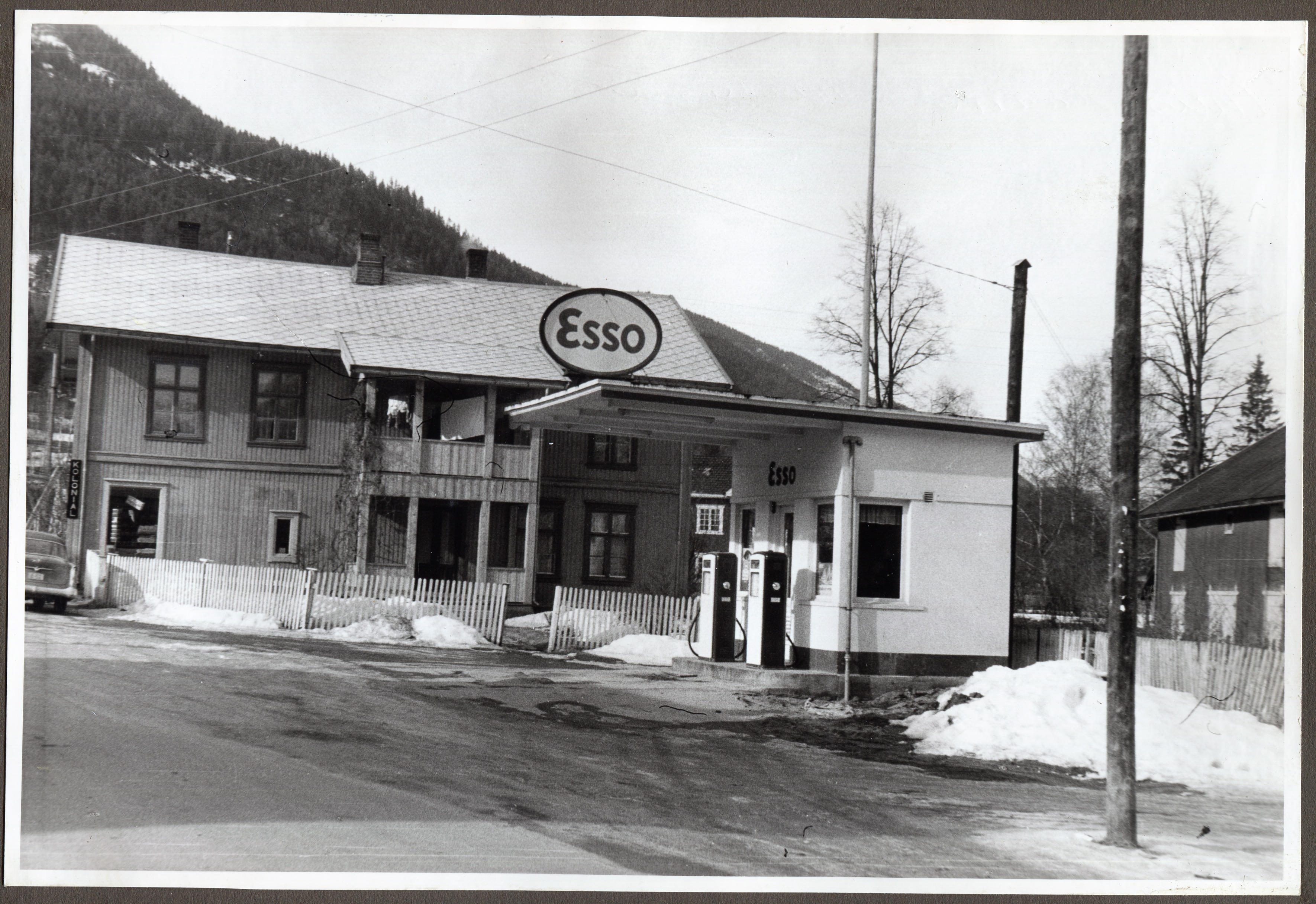 Bensinstasjon. Nils Hajem, Nesbyen. Oslo District, Gjøvik Sone.