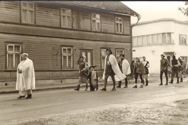 foto, S.Anniko vabaõhu-etenduse "Aegade eesmärk" rongkäik Paides 1971.a.