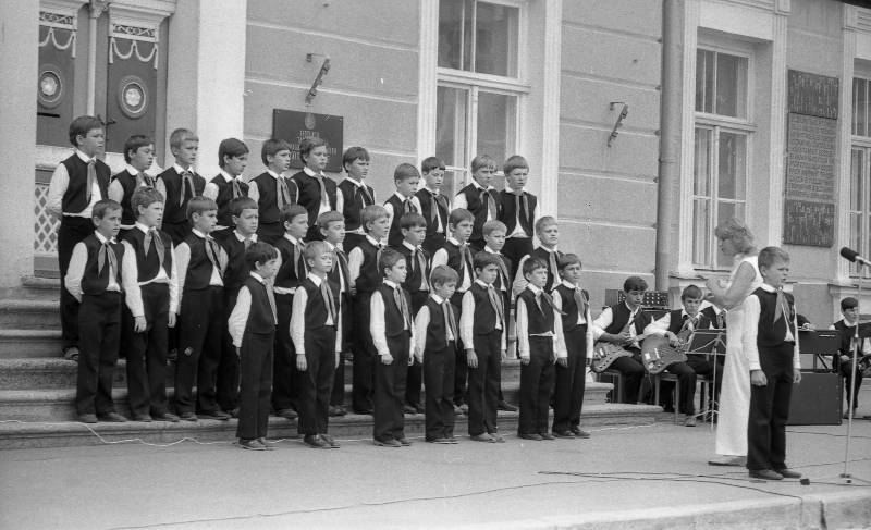 Negatiiv. III poistekooride laulupidu Tartus 1986. A. Nilsoni kogu. Külaliskoori kontsert raekoja platsil.