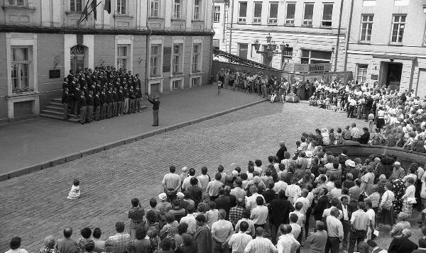 Suur laulupüha Tartus. 1989. Kontsert raekoja platsil.