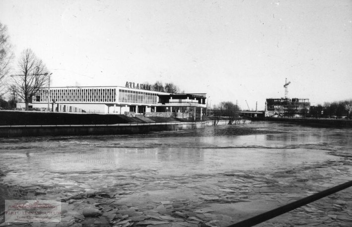 Ööklubi Atlantis (varem restoran Kaunas; proj. arh. V. Herkel). Tartu, 1998. Foto Aldo Luud.