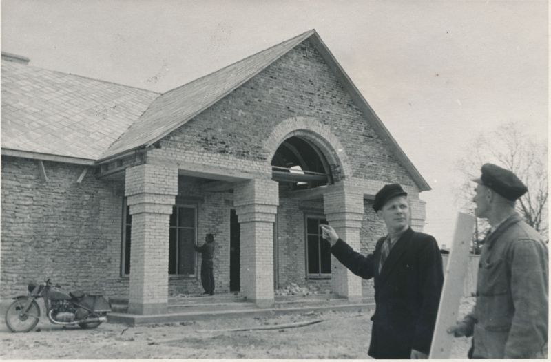 Foto. Kärdlasse ehitatav tarbijate kooperatiivi hoone. Töödejuhataja O. Siht (vasakul) ja puusepp G. Kimber. 1953. Foto V. Gorbunov.