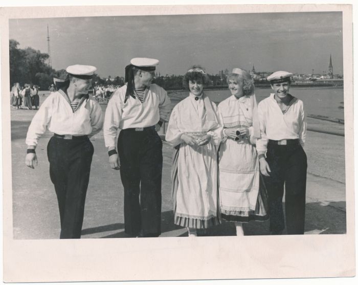 Foto. Tallinna rannikul: kolm madrust vestlemas kahe Hiiumaalt päris eesti neiuga. Foto: V. Gorbunov. 1960.