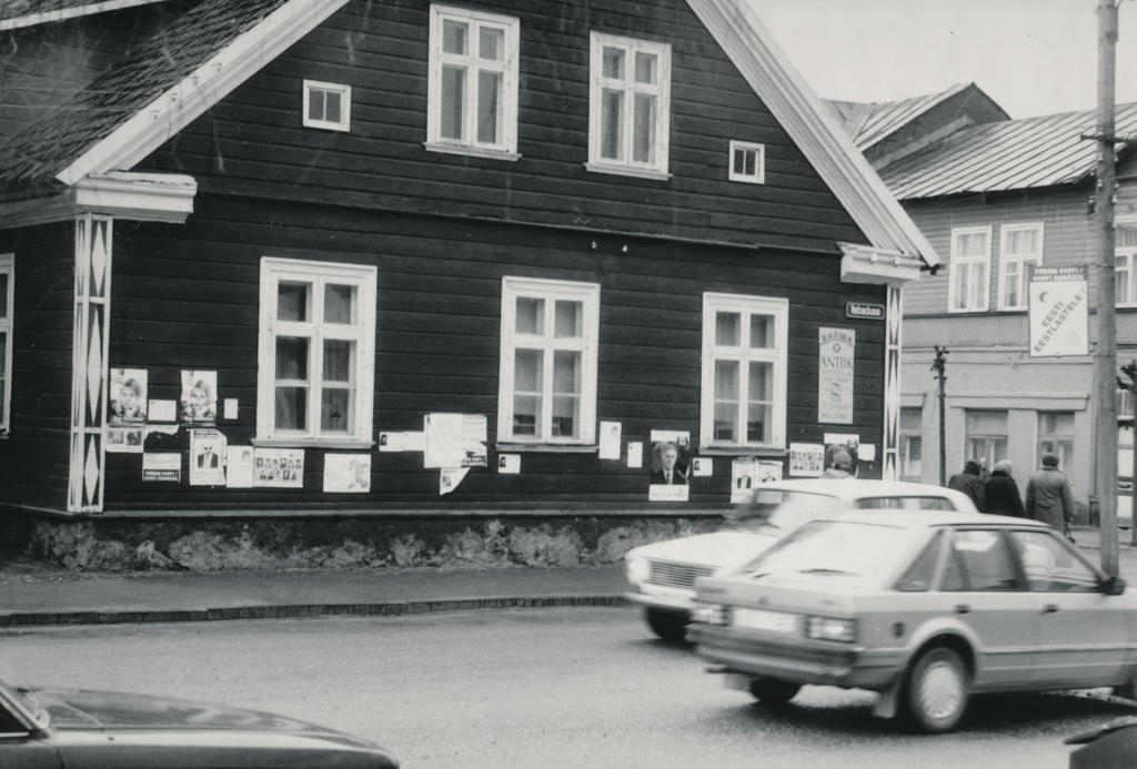 Foto.Eesti Vabariigi riigikogu valimiste reklaam Võrus Jüri ja Vabaduse tänava nurga majal 3.märtsil 1995.a.