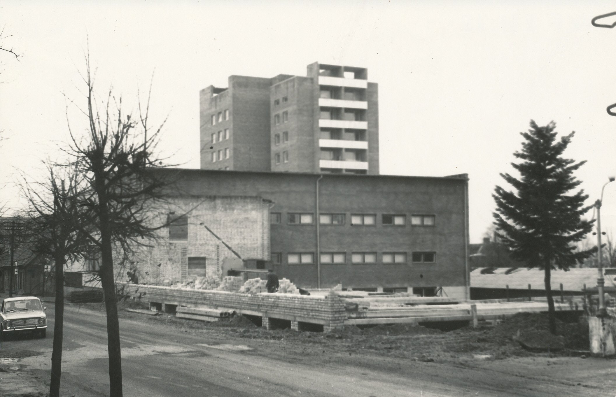 Foto.Võru Koduloomuuseumi esimese korruse seinte ladumine Kreutzwaldi tänava poolses osas 1977.a. sügisel.