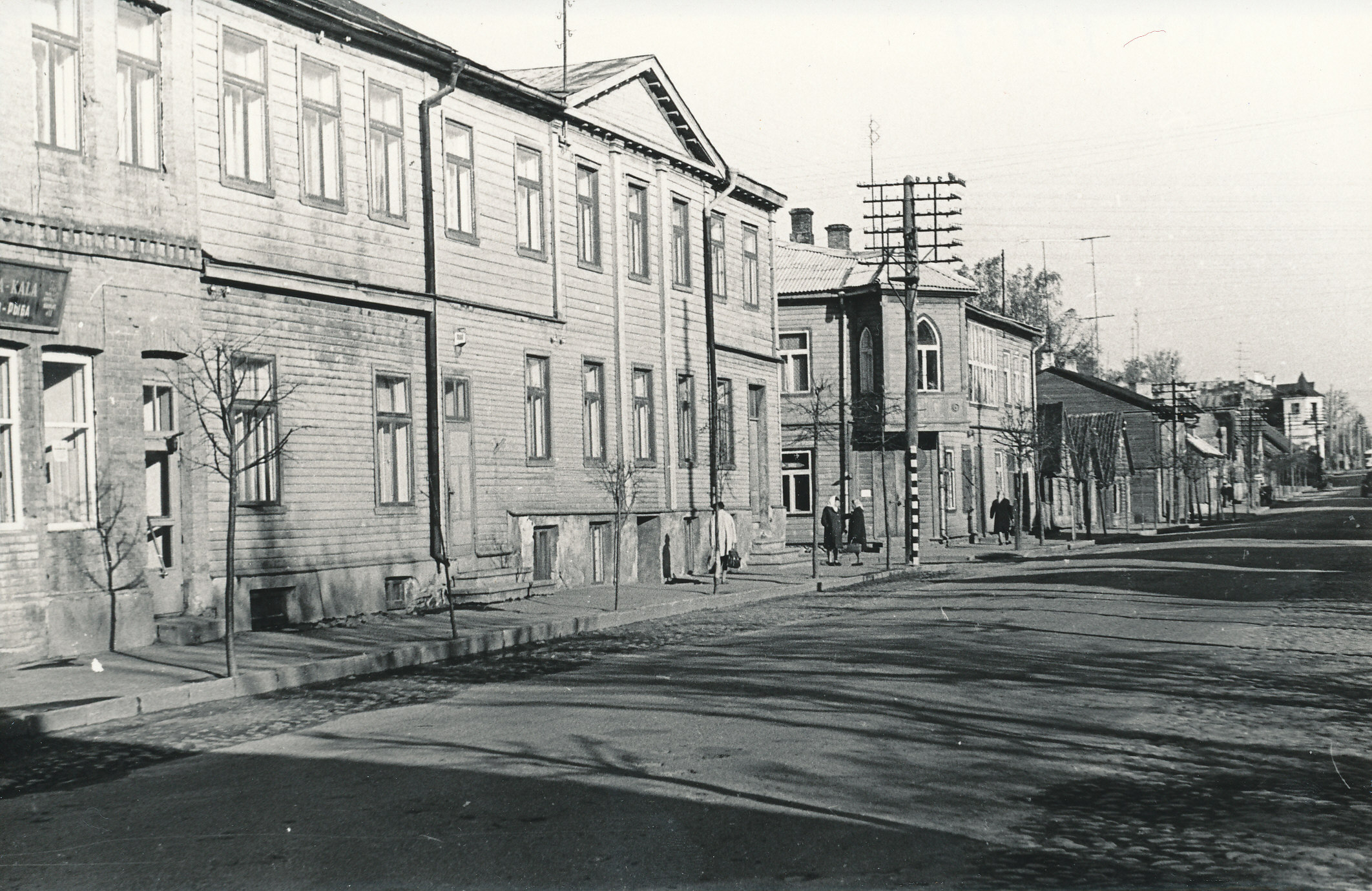 Foto. Vaade  Kreutzwaldi tänavale majadele 36 ja 34 12.juulil 1976.a.
