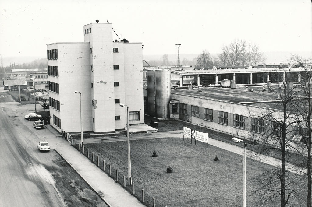 Foto. Võru, Pikk tänav 1977.a., esiplaanil Võru Piimatoodete Kombinaadi adminhoone.