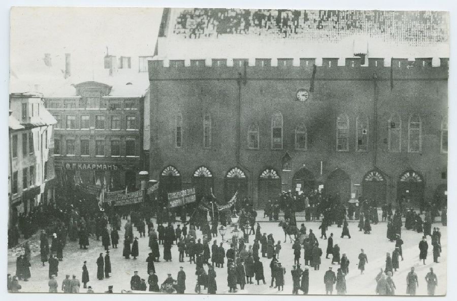 Meeleavaldus Tallinna Raekoja platsil 1917. aasta veebruari revolutsiooni puhul.
