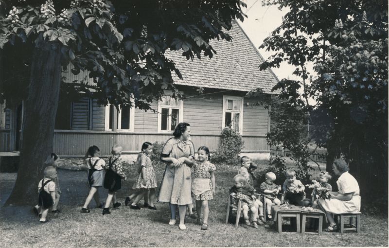 Foto. Hiiumaa raj. "Bolševiku" kolhoosi lasteaed. 1955. Gorbunov.