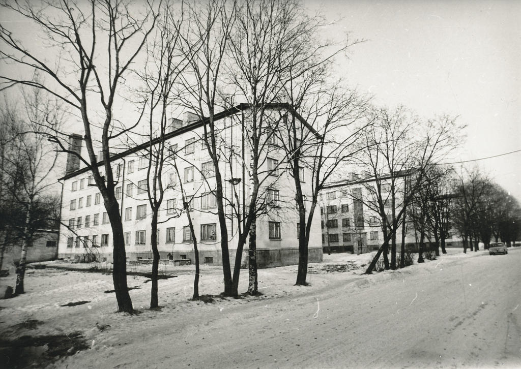 Foto.Võru. Vaade Petseri tänava 4-korruselistele hoonetele 1977.a.