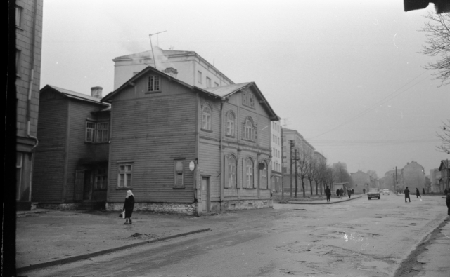 Tallinn, Kesklinn, V. Kingissepa (Liivalaia) tänav ja Ravi tänava nurk.