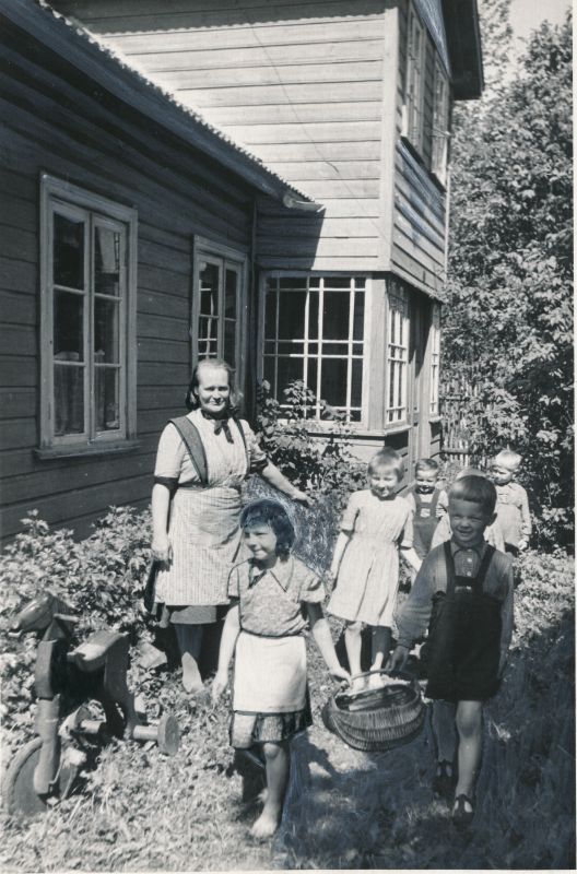 Foto. Hiiumaa raj. kolhoosi "Komnoor" lasteaia kasvataja M. Sarapik lastega. 1953. Foto V. Gorbunov.