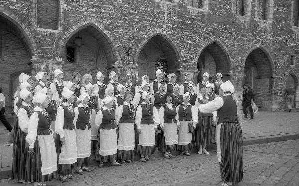 Fotonegatiiv. Minilaulupidu Tallinnas augustis 1990. Rahvusvahelise koorijuhtide sümpoosioni lõpetamine. Naiskoor esinemas Raekoja platsil.