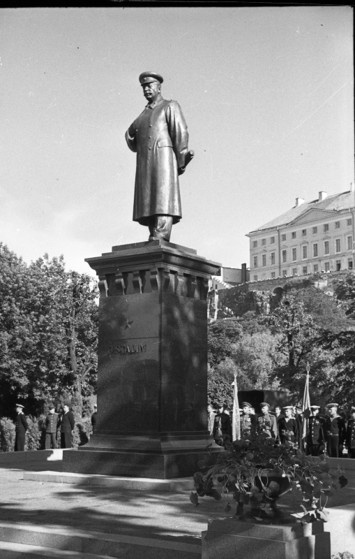 J. V. Stalini monument Toompea nõlvaku pargis Balti jaama vastas. (Tomski skulptuur, 1950.a.).