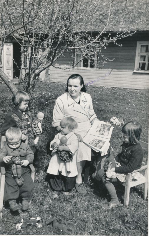 Foto. Hiiumaa raj. Stalini-nim kolhoosi lasteaia kasvataja K. Hannus lastega. 1953. Foto V. Gorbunov.