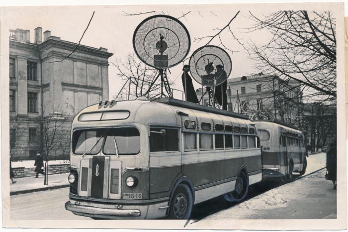 Foto. Tallinna Televisioonikeskuse töötajad saate alguse eel antenni püstitamas. 1957. Foto: E. Saar.