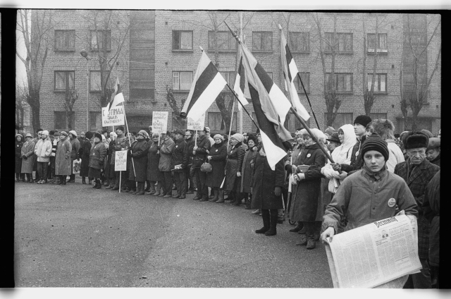 Rahvarinde miiting Narva raekoja ees