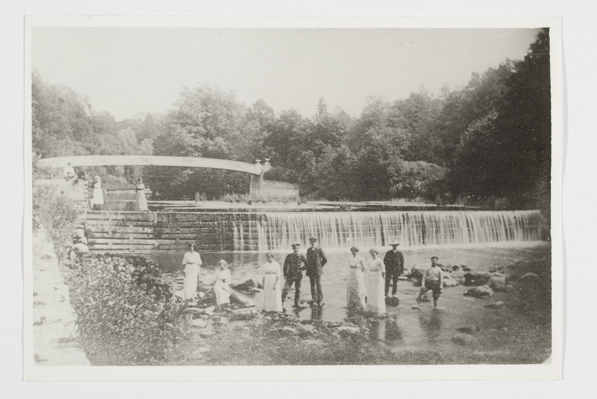 Lvovi sild grupi Paldiski inimestega. Esiplaanil tamm. Keila-Joa.