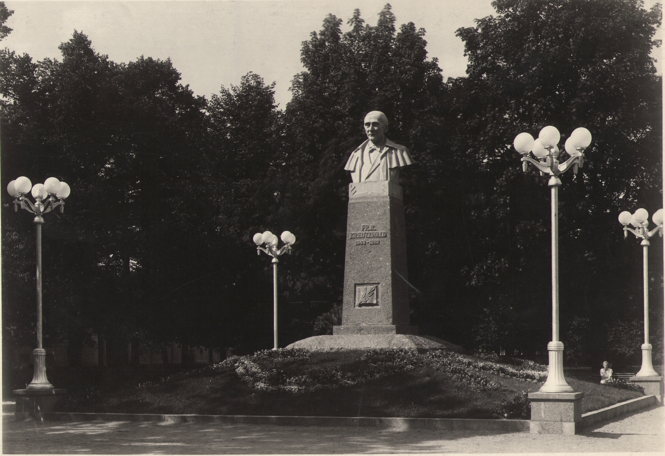 Foto. Fr. R. Kreutzwaldi mälestussammas Tartus, (M. Saks ja J. Hirv).