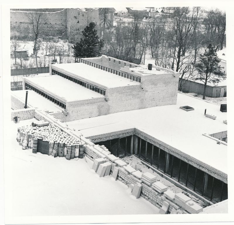 Foto. Haapsalu Rajooni Kultuurimaja ehitus. Vaade lavatorni katuselt ehituse tiivale. November 1973.a. Foto: T.Kohv.