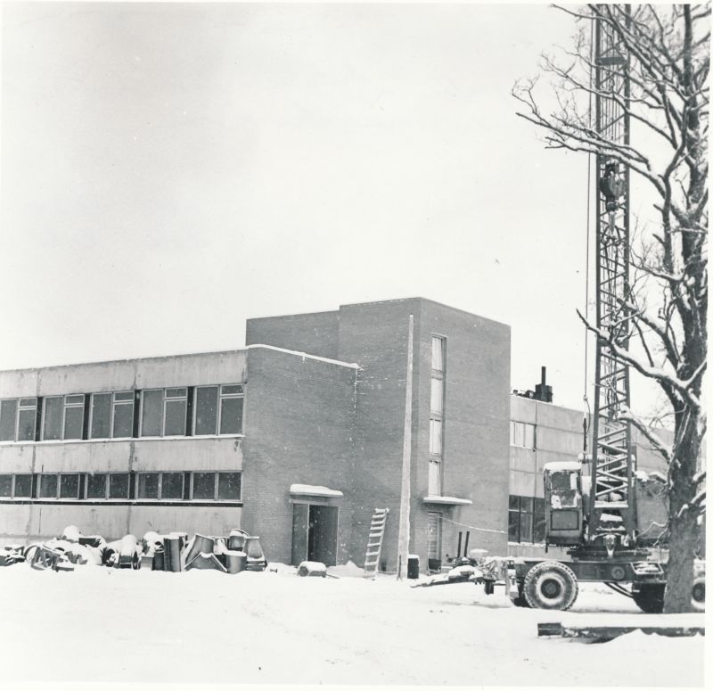Foto. Haapsalu "Autoteeninduse" hoone ehitus Tallinna maantee ääres. November 1973.a. Foto: T.Kohv.