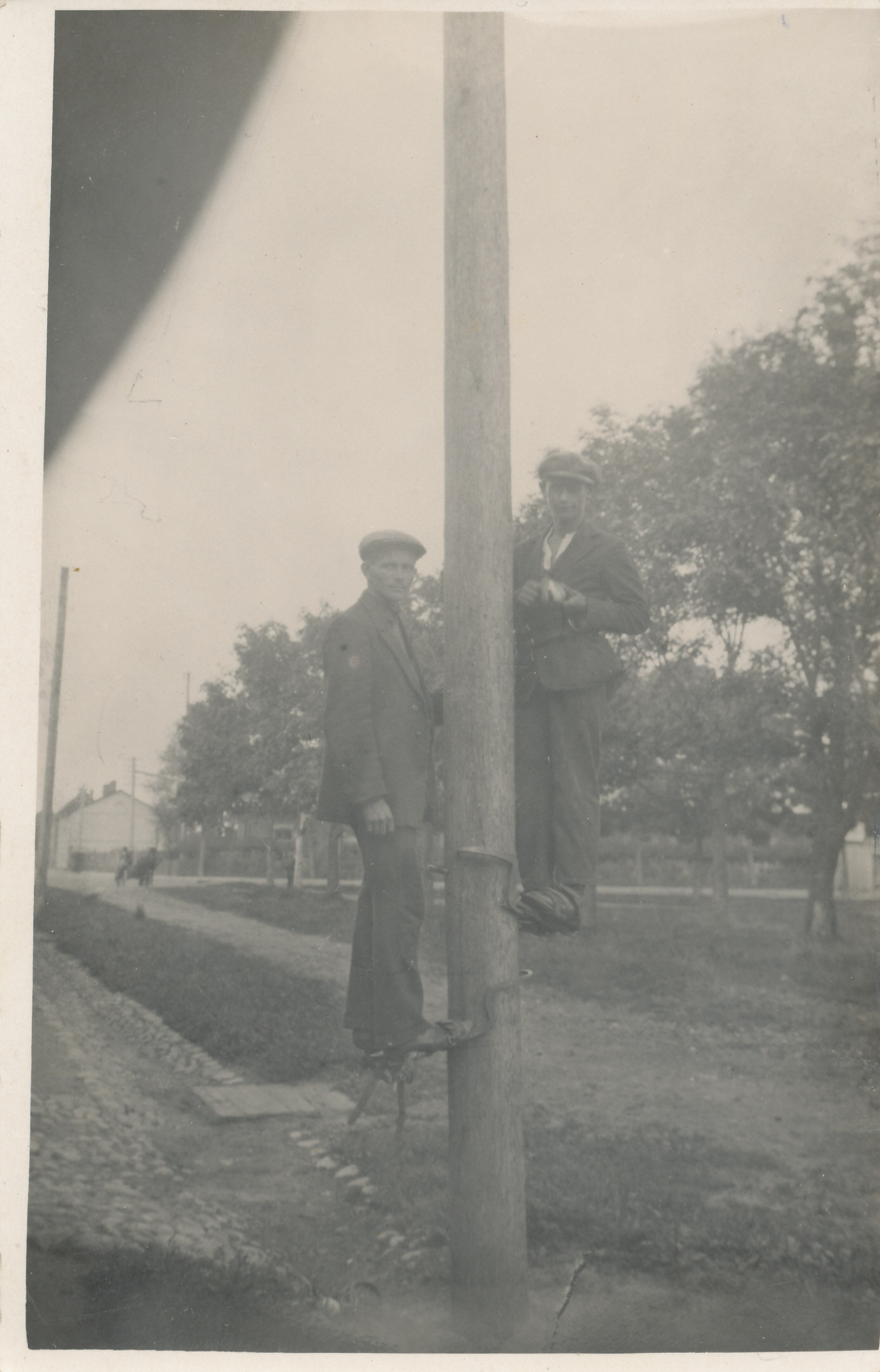 Foto. Võru Linna Elekrivõrgu töötajad 20.augustil 1931.a.parempoolne Kohv.
