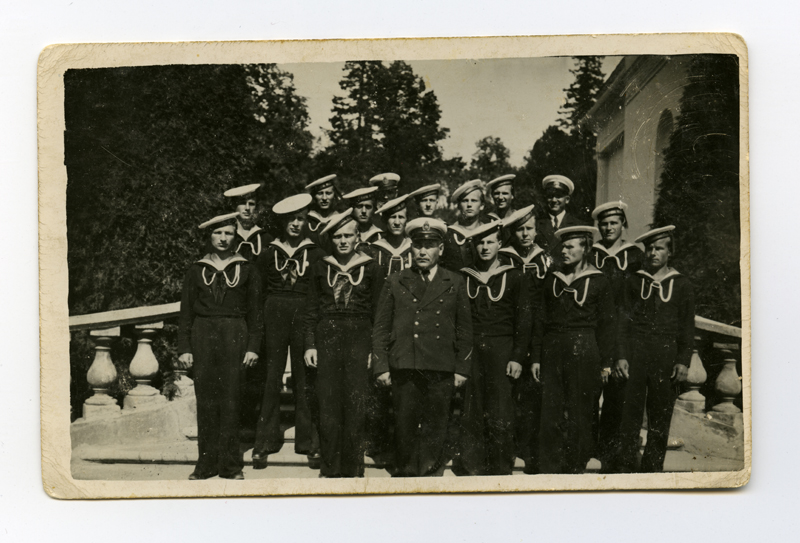 Peipsi Laevastiku Divisjoni madrused 1940. a. suvel Tartus, Raadi pargis, Eesti mereväe vormis, mütsid peas