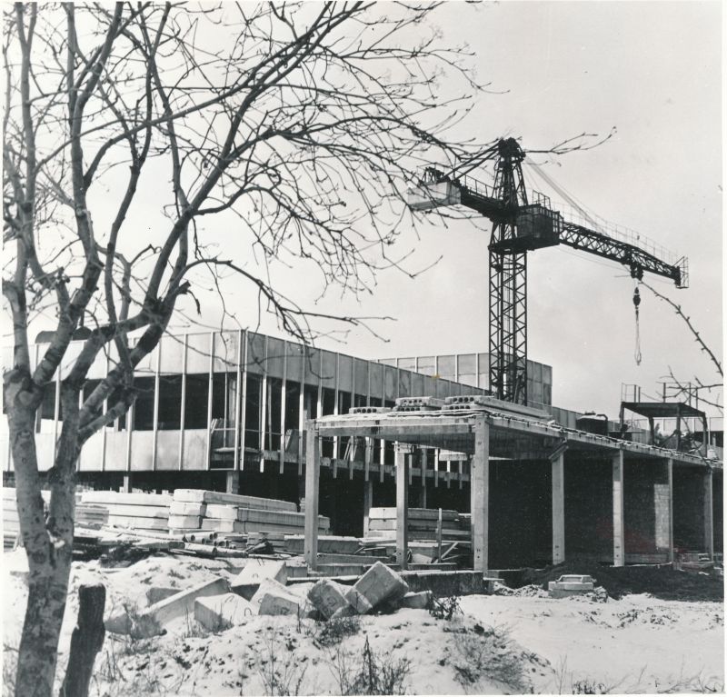 Foto. Haapsalu kaubamaja ehitus. Vaade Tallinna maantee poolt. November 1973.a. Foto: T.Kohv.