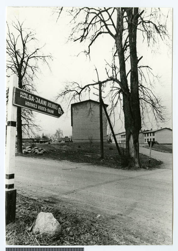 foto, Kolga-Jaani khk, Kolga-Jaani, teede ristmik, viit Kolga-Jaani kolhoos 0,2, u 1985, foto E. Veliste