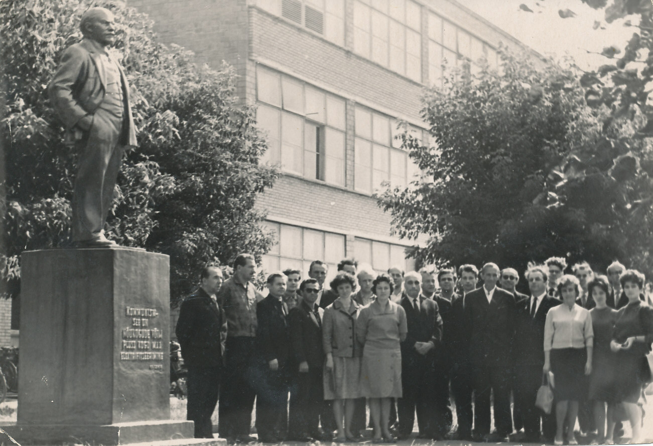 Foto. Grupp üleliidulisest tehnilisest konverentsist osavõtjaid Võru Gaasianalüsaatorite Tehase ees juulis 1965.a. (Taamal V.I.Lenini ausammas).