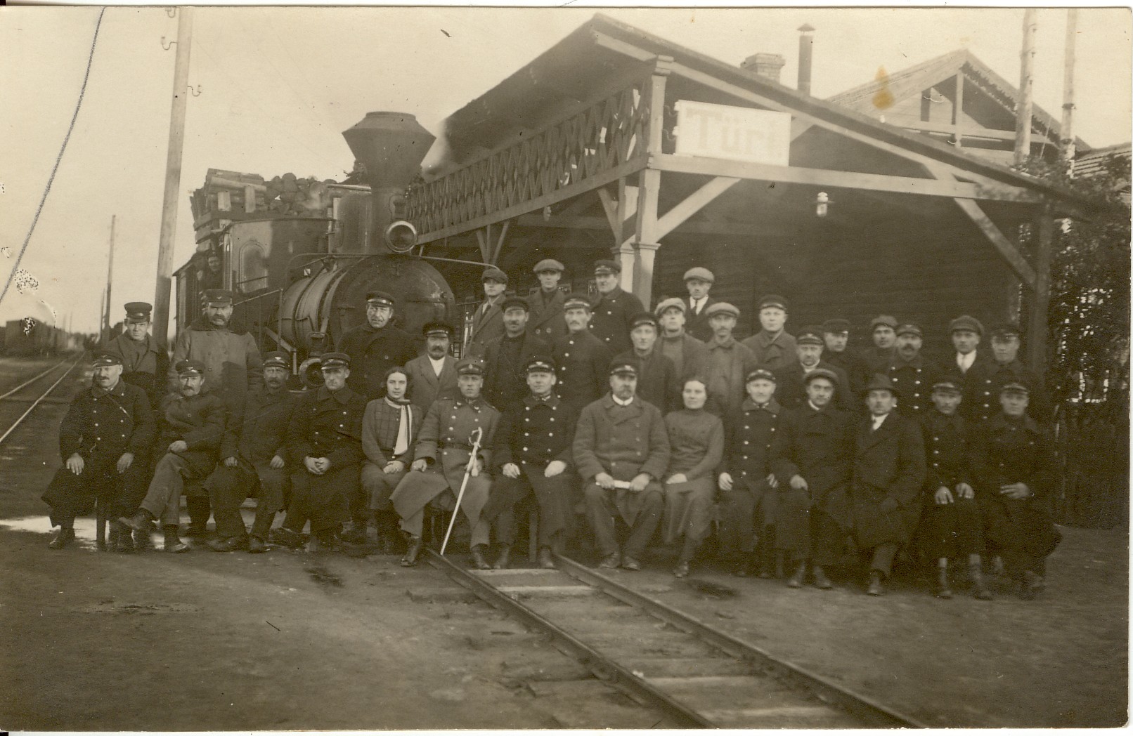 foto raudteelased Türi raudteejaamas 1920-40-ndatel a.