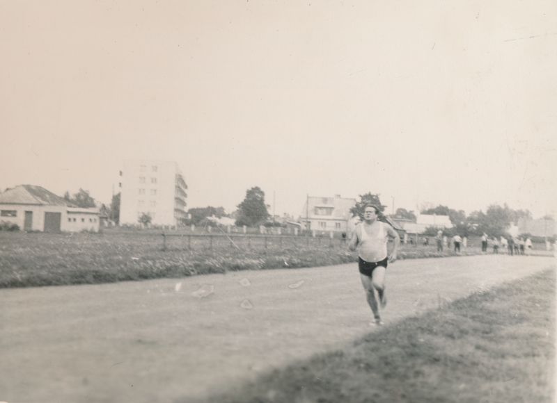 Foto. Haapsalu Siseasjade osakonna töötajad VTK normatiive täitmas 1974.