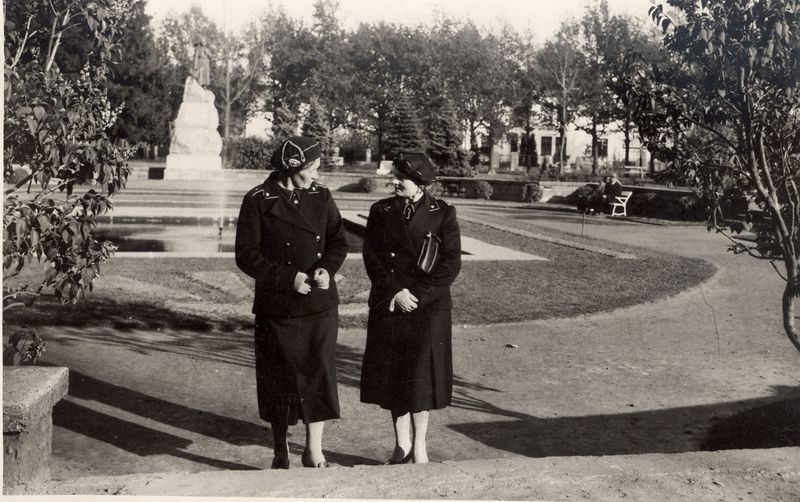 Foto.Leontine Kokkuta ja Alma Berenstrauch Pärnus 4. juunil. 1939.a.