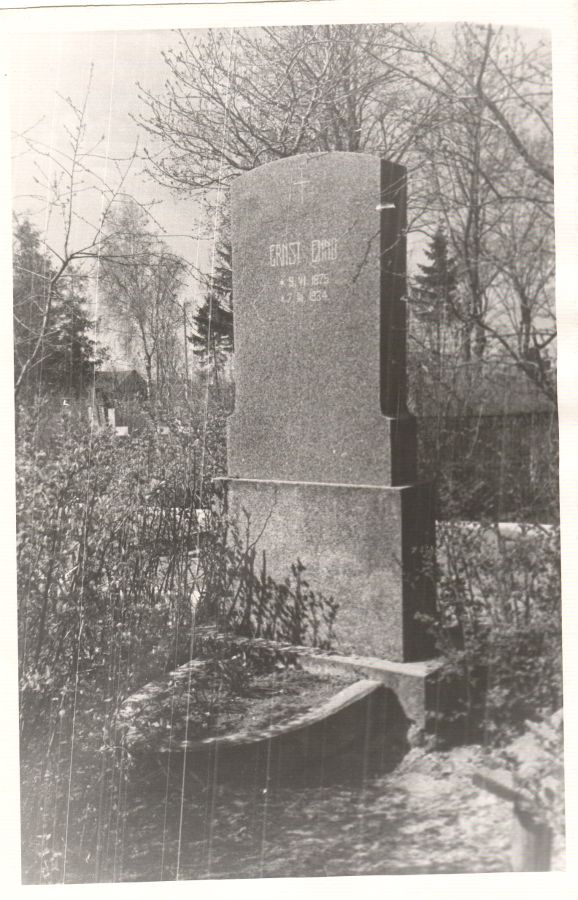 Ernst Enno haud Haapsalu surnuaias