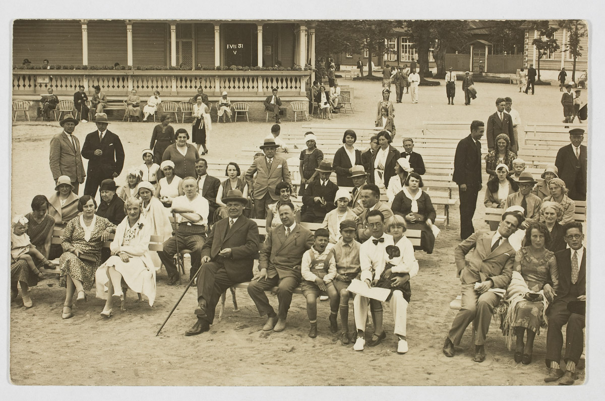 Suvitajad rannas muusikat kuulamas. Haapsalu 1931.a.