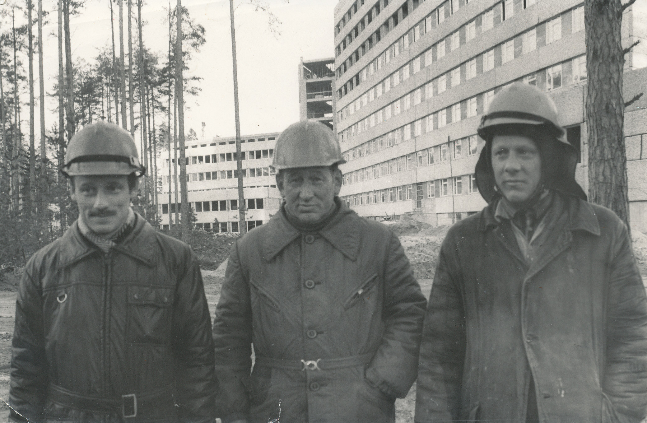 Foto.Treial, Rein poegade Tarmo ja Matiga Võru haigla ehitusel 1981.a.