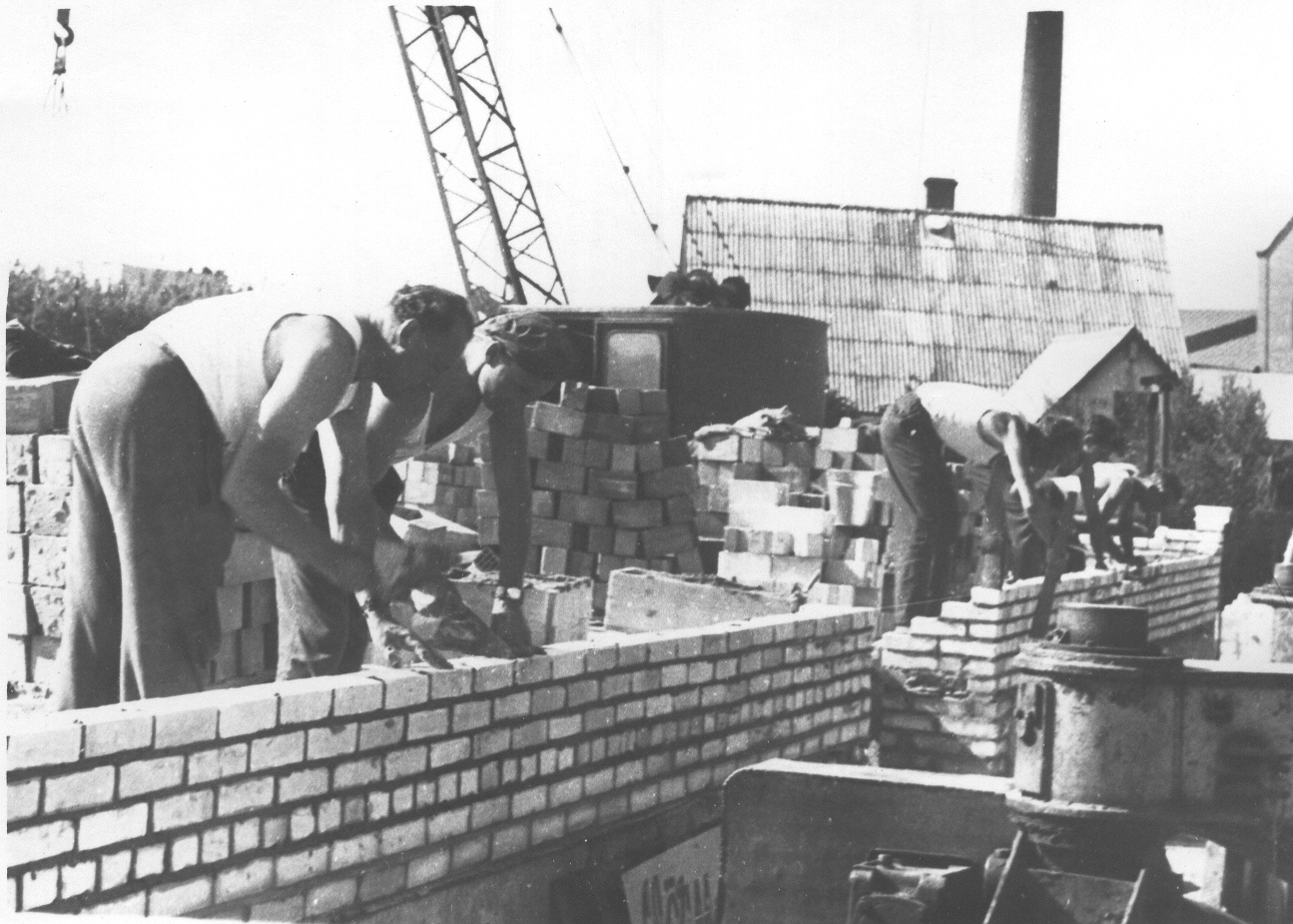 Foto. Võru rajooni  müürseppade kutsemeisterlikkuse võistlused 1967.a. VGT lasteaia ehitusel.