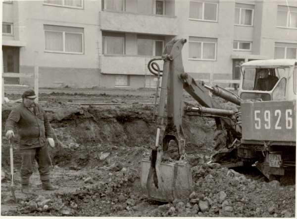 foto, elumaja ehitusel Kirna kolhoosis Türi-Allikul 1983.a.
