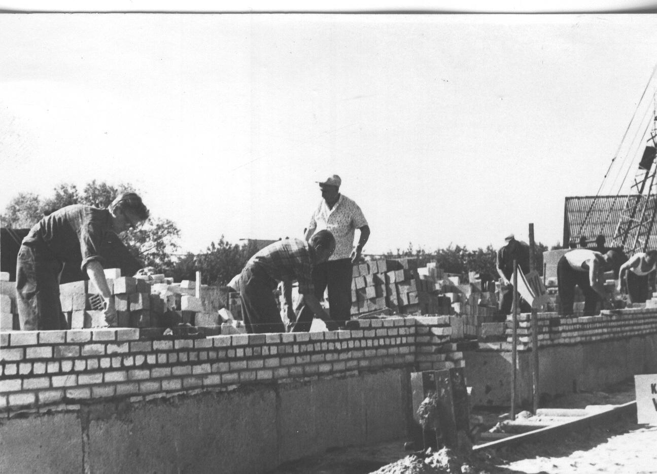 Foto. Võru rajooni  müürseppade kutsemeisterlikkuse võistlused 1967.a. VGT lasteaia ehitusel.