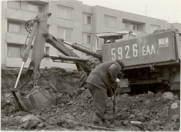 foto, elumaja ehitusel Kirna kolhoosis Türi-Allikul 1983.a.