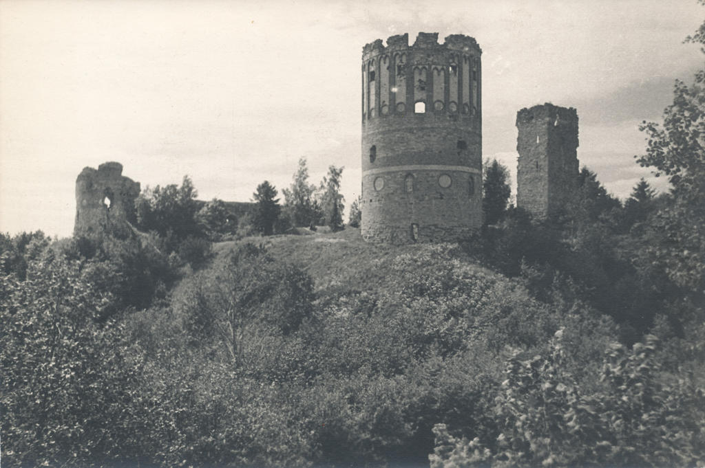 Foto.Vastseliina linnuse põhja -, kirde- ja  loodenurga torni varemed 1971.aastal.
