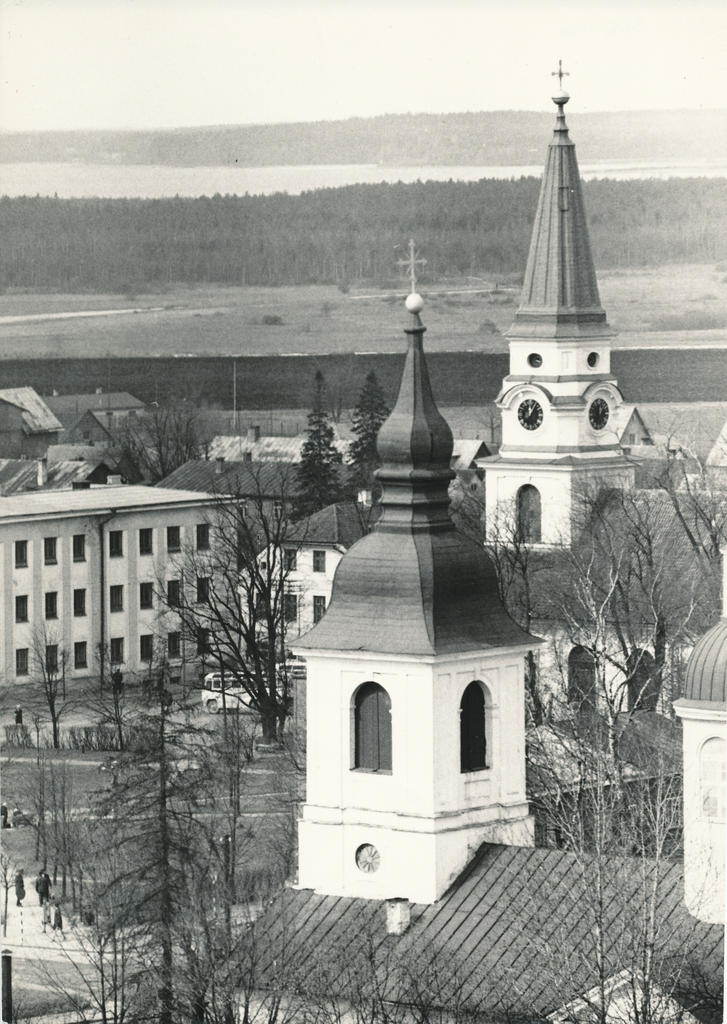 Foto. Vaade Võru linnale edela  suunas ehitatava katlamaja korstna otsast.