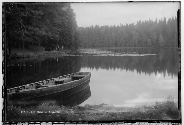 Järv paadiga Aegviidu lähistel