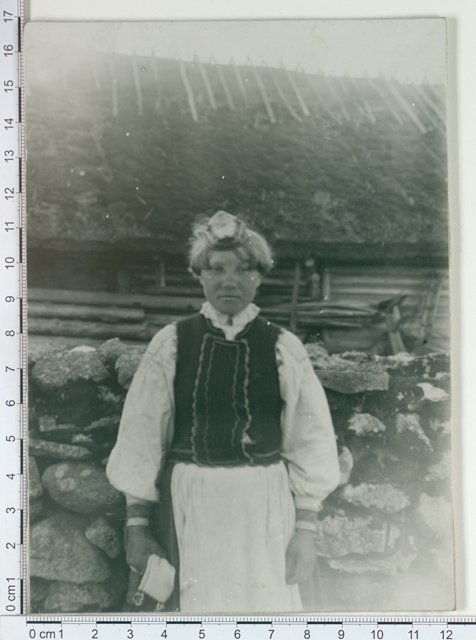 Muhu naine rahvarõivais