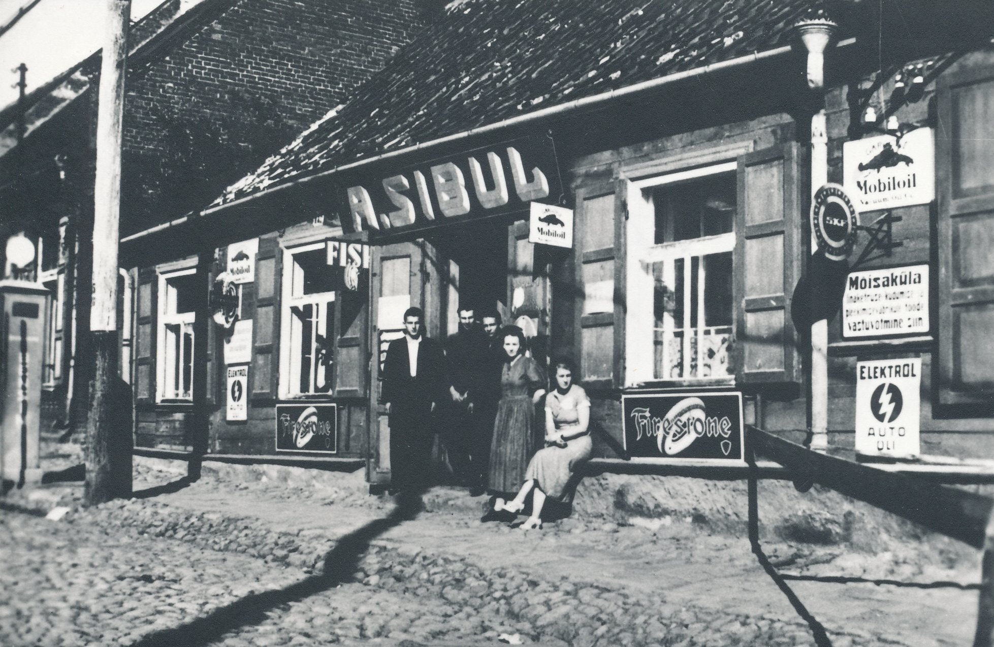 Foto. Võru kaubandustöötajad Aleksander  Sibula kaupluse ees 1937.a.  Tartu t.11