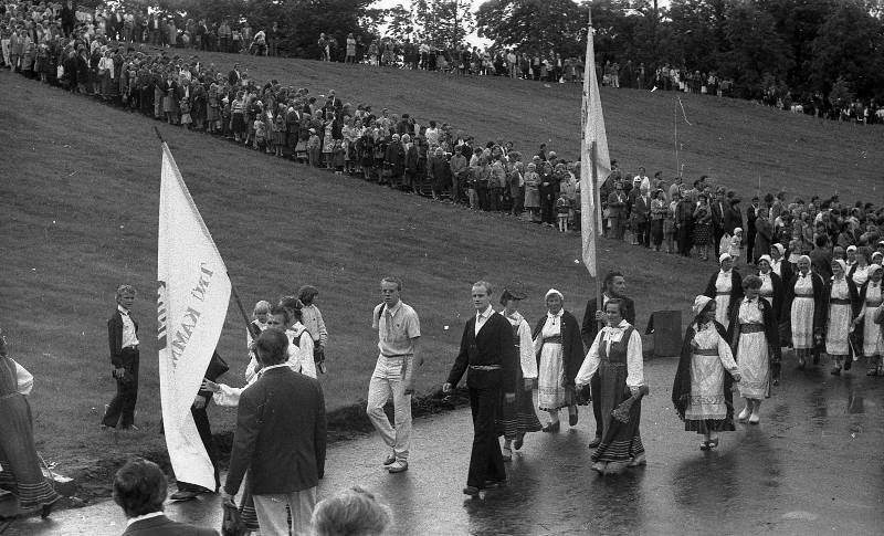 Negatiiv. Tartu linna ja rajooni laulupidu 1985. A. Nilsoni kogu. TRÜ Kammerkoor rongkäigus.