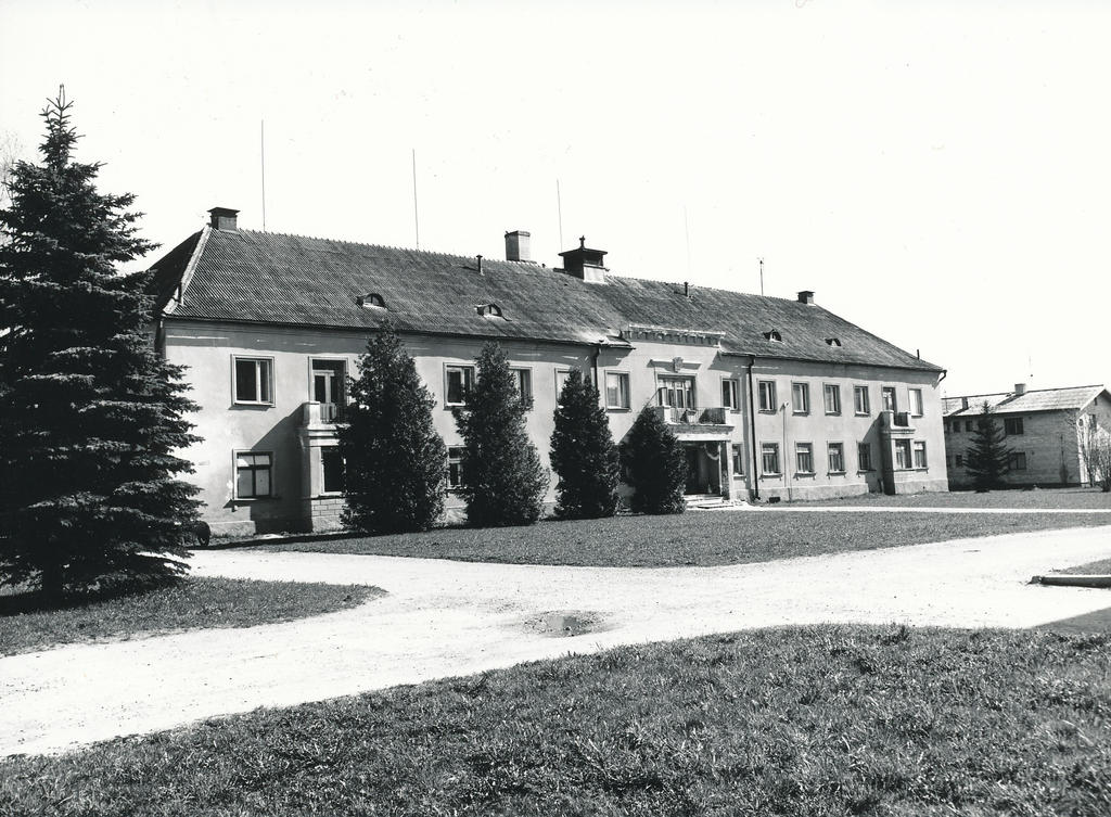 Foto. Väimela Näidissovhoostehnikumi ühiselamu nr. 9 Kooli teel.  mais 1981.a.