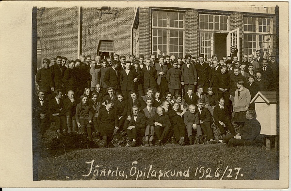 foto, Jäneda Põllutöökooli õpilased koolihoone ees 1926/1927.a..