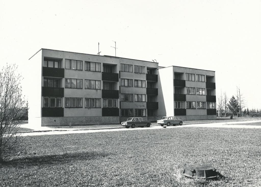 Foto. Väimela Näidissovhoostehnikumi ühiselamu nr. 4 Kooli teel mais 1981.a.